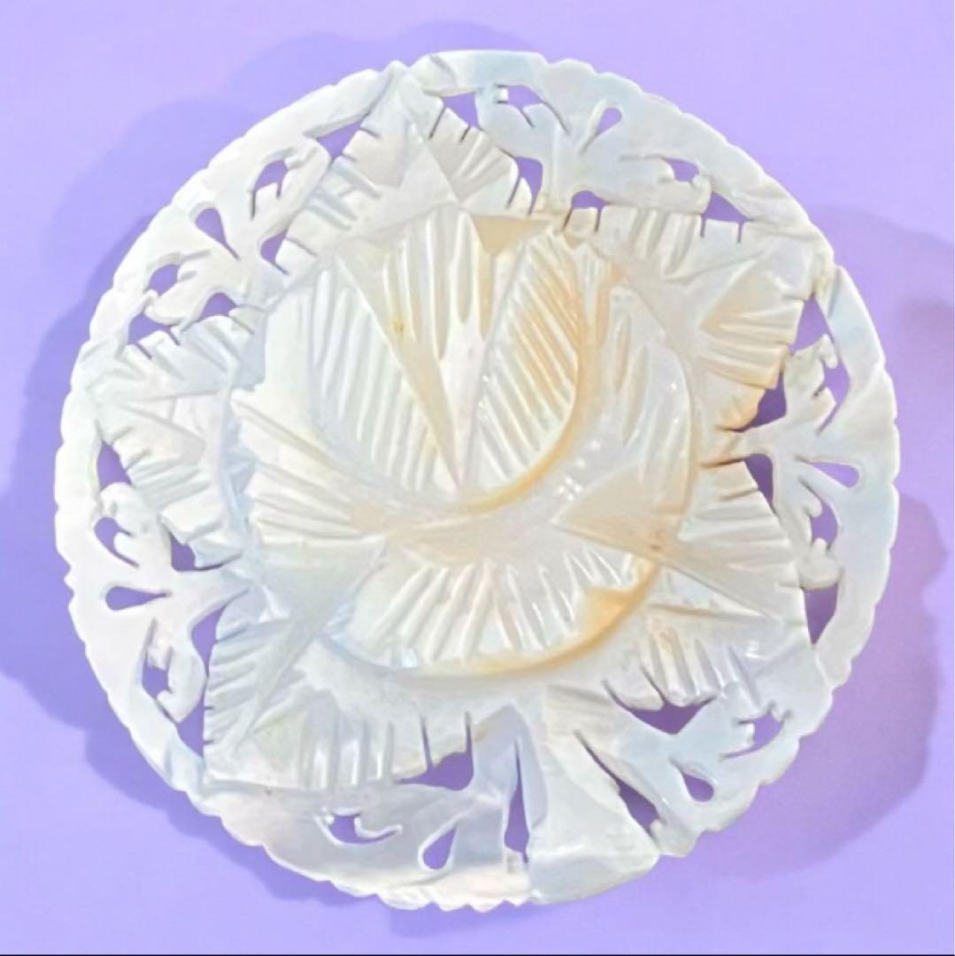 ベツレヘム マザーオブパールのブローチ 花 大きめ