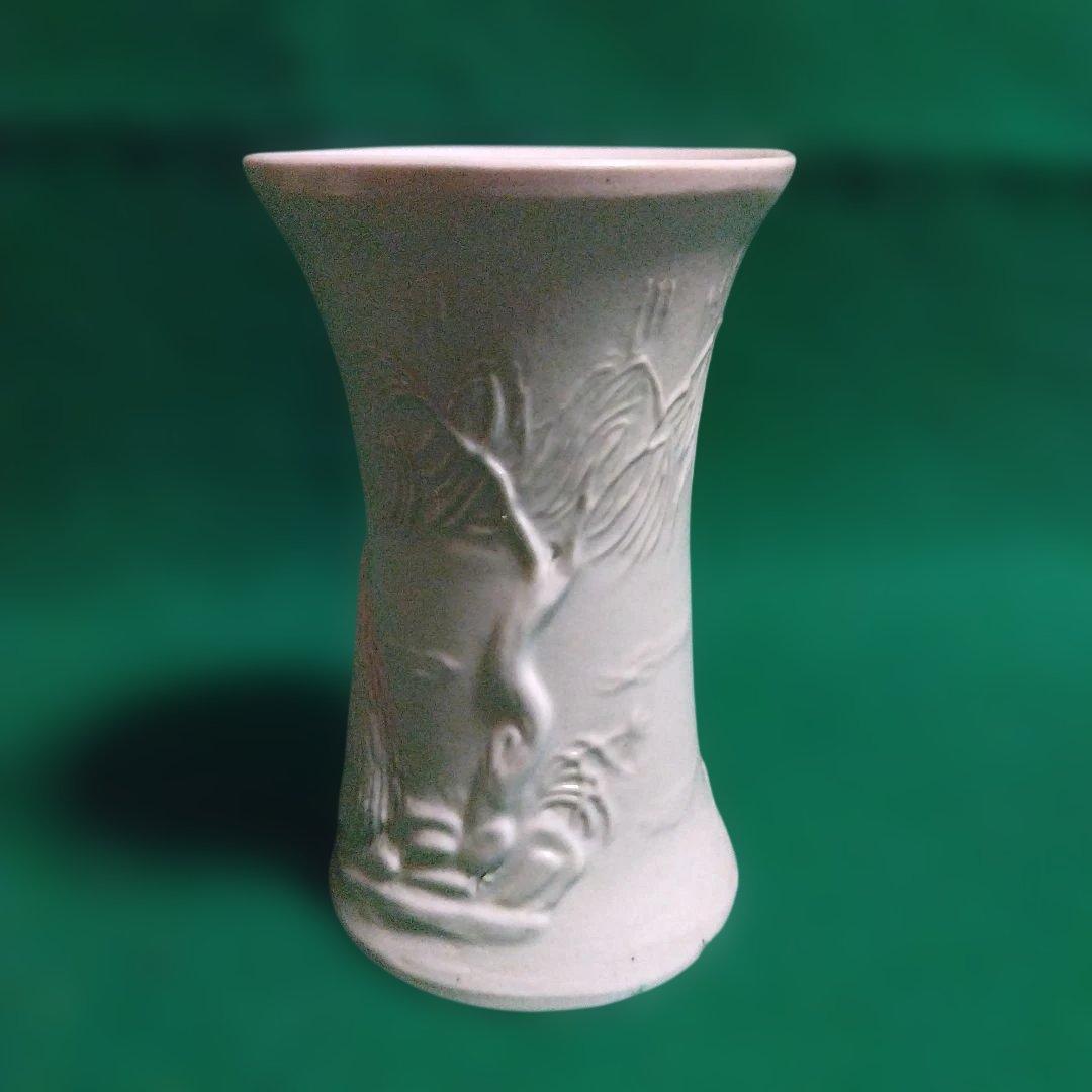 浮世絵風彫刻の陶器花瓶
