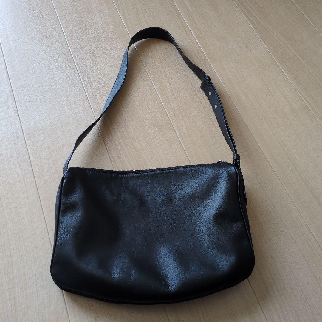 イアパピヨネ　スワローマチショルダーバッグ　ブラック