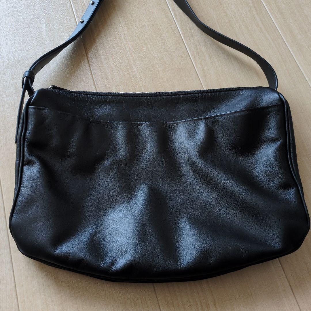 イアパピヨネ　スワローマチショルダーバッグ　ブラック