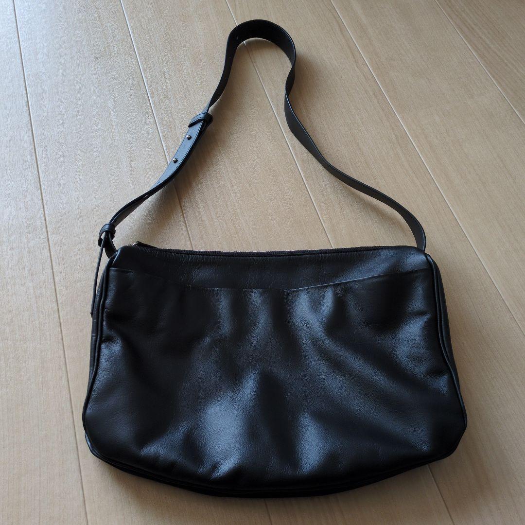 イアパピヨネ　スワローマチショルダーバッグ　ブラック