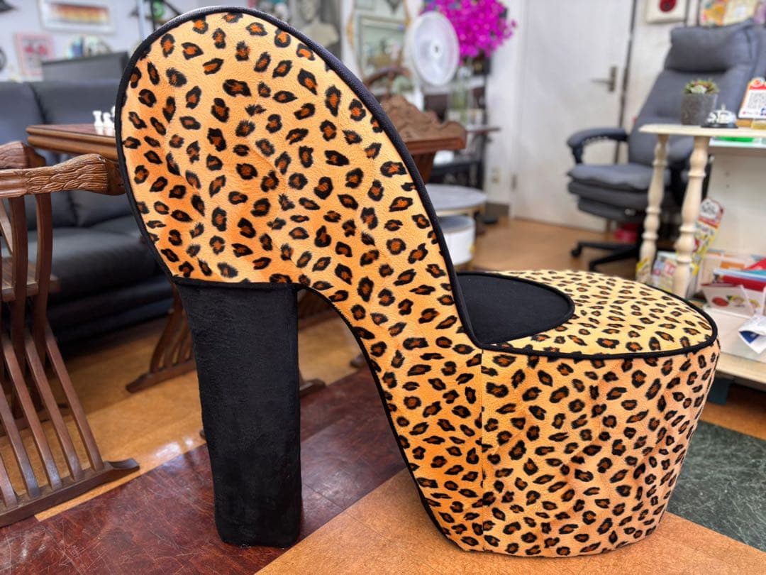 モダンヒョウ柄 ハイヒール型ソファインパクトのあるユニークなデザイン