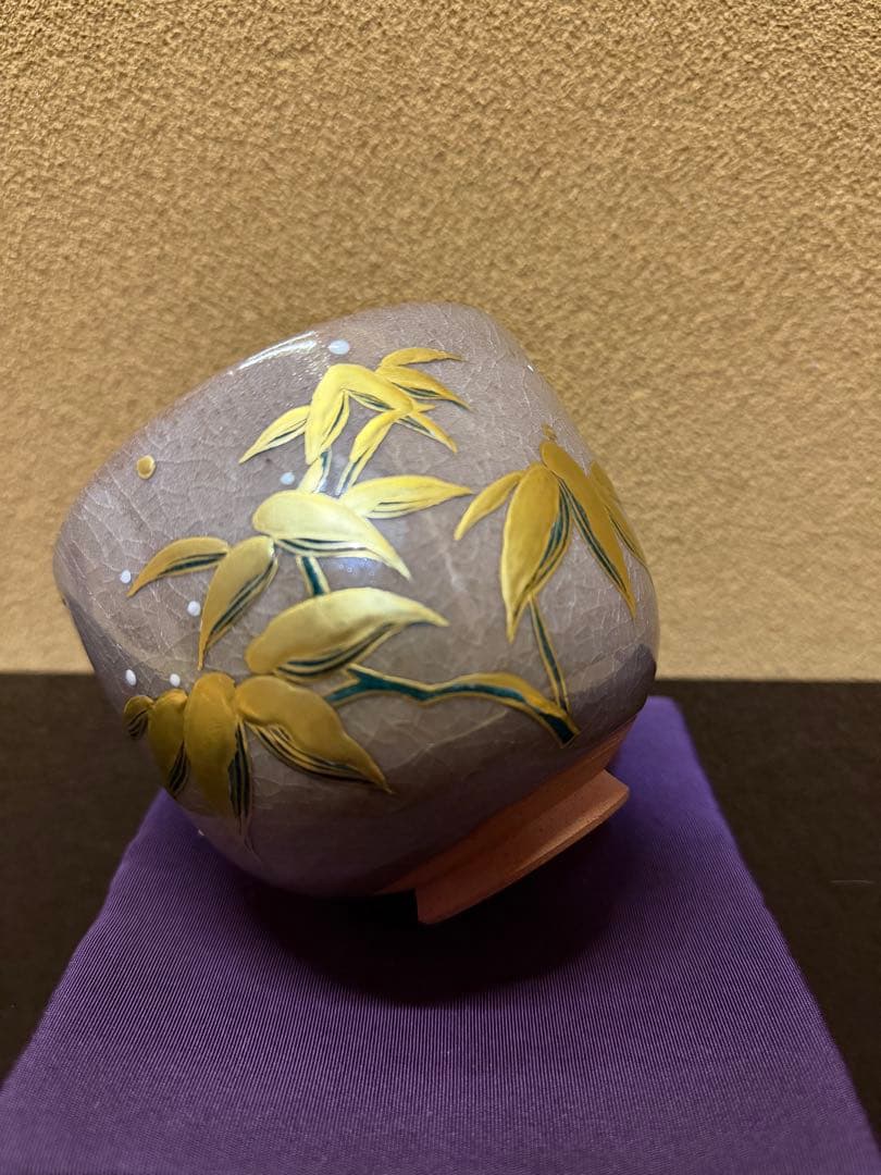 京焼　杉田祥平　赫土地金彩雪笹画　茶碗　共箱
