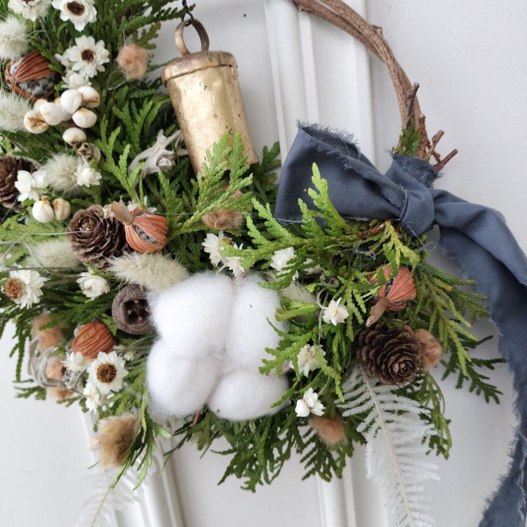 カウベルの優しい音色　コニファーと木の実の三日月リース　クリスマスリース