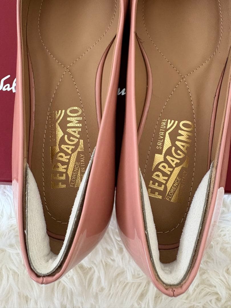 フェラガモ ヴァラリボン エナメル フラット パンプス YW 16286 箱付き