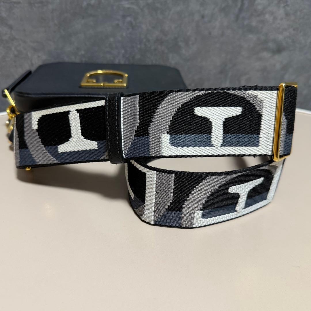 FURLA ヴラーバ クロスボディバッグ