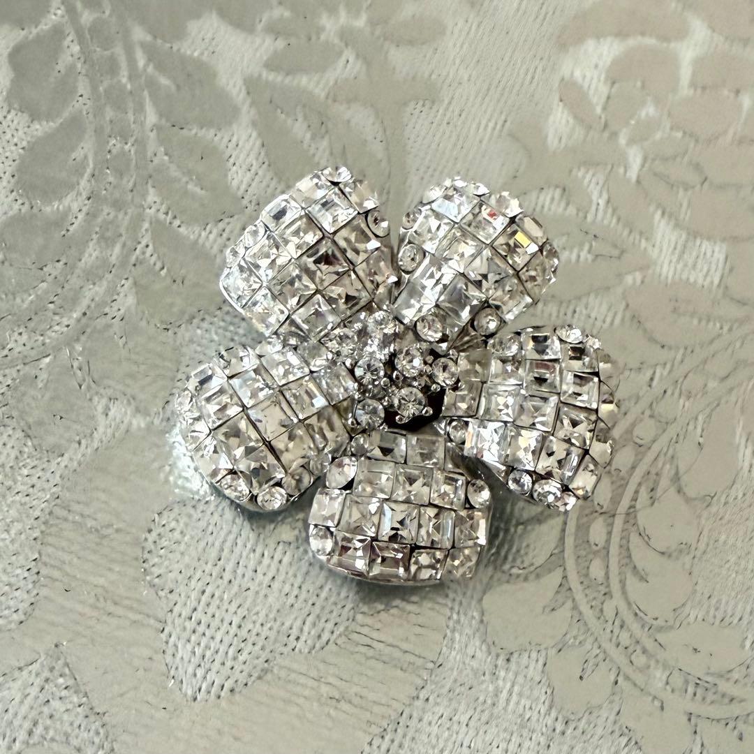 24h限定値引【極美品】FOXEY定番お花ブローチクリア/ワンピース