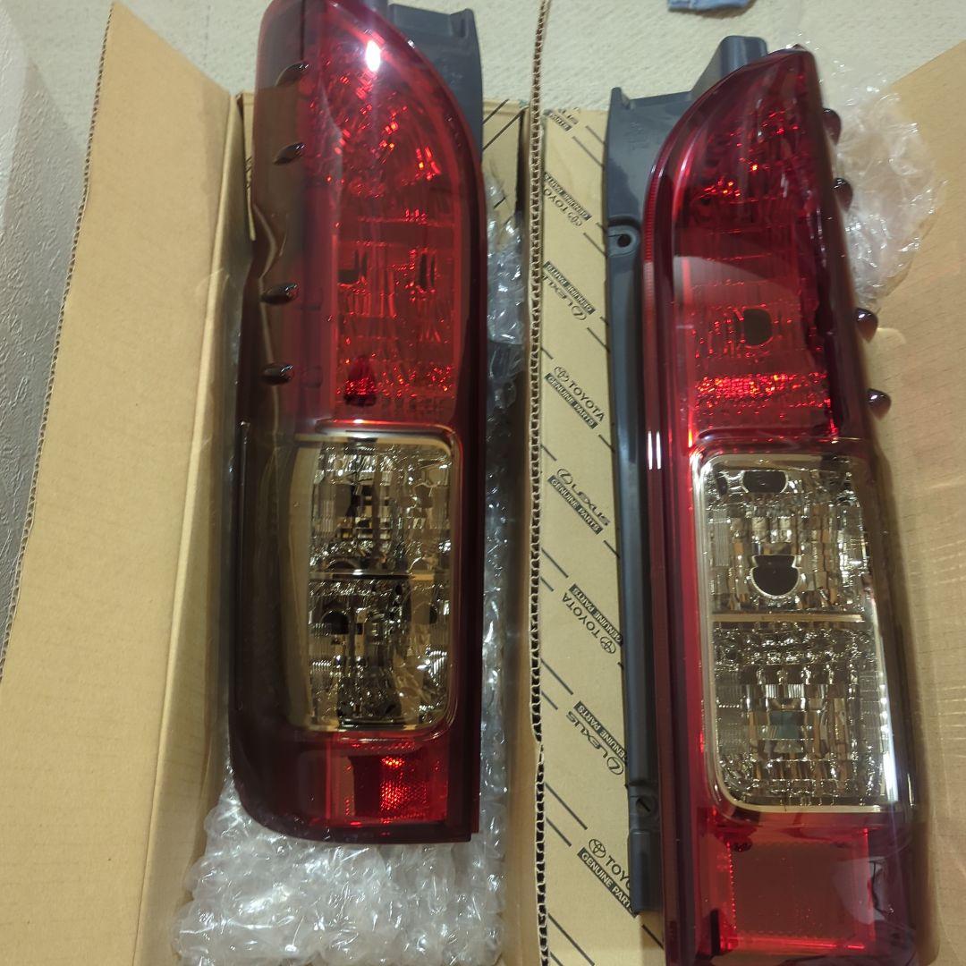 トヨタ 純正　ハイエース　テールランプ
