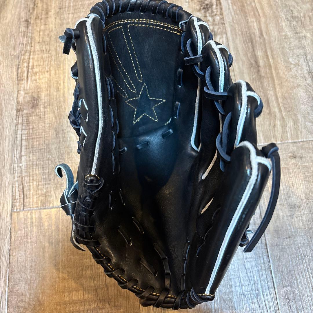 硬式野球グローブ 黒 金色刺繍 トリニティ投手用