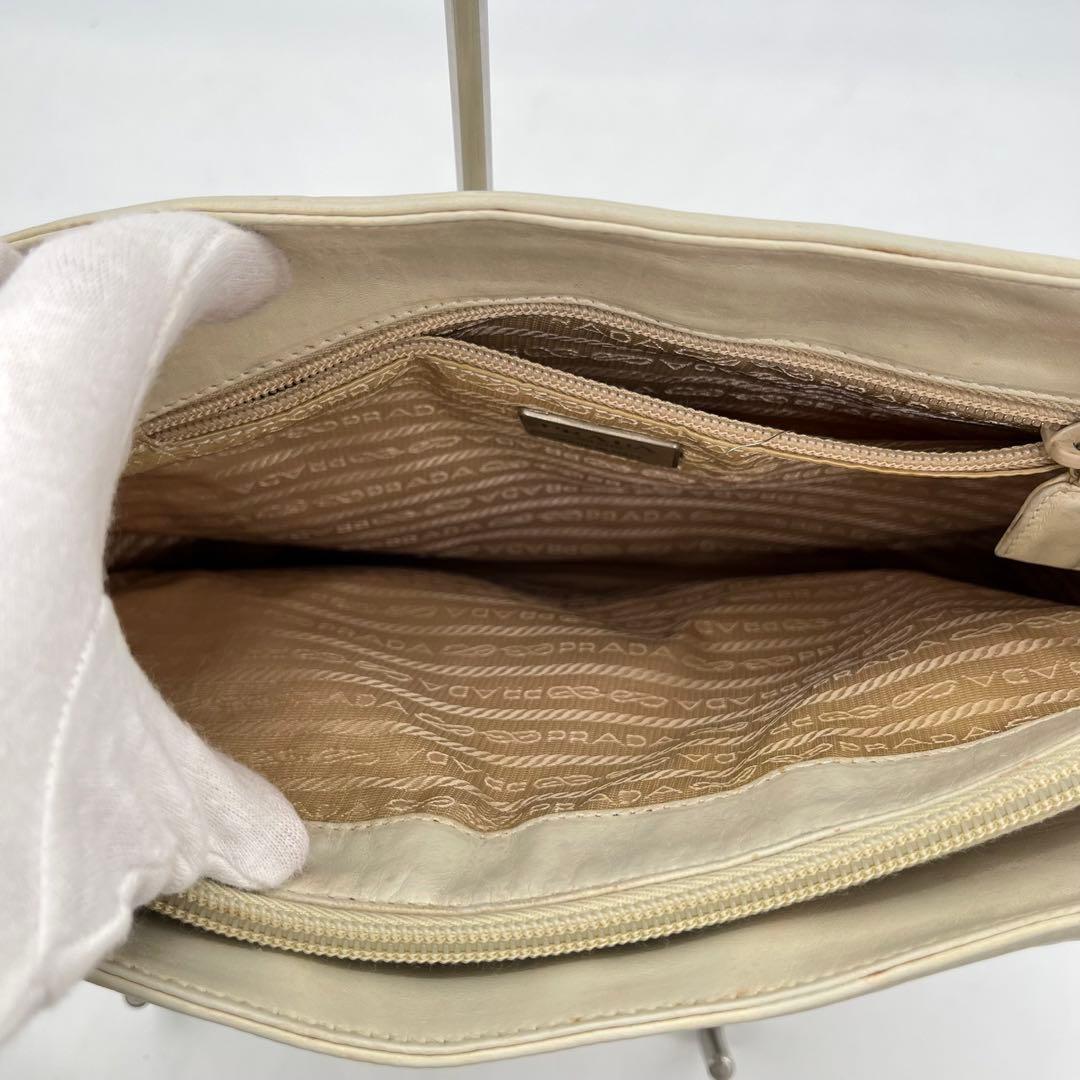 PRADA ショルダーバッグ 肩掛け トライアングルロゴ オールレザー 白