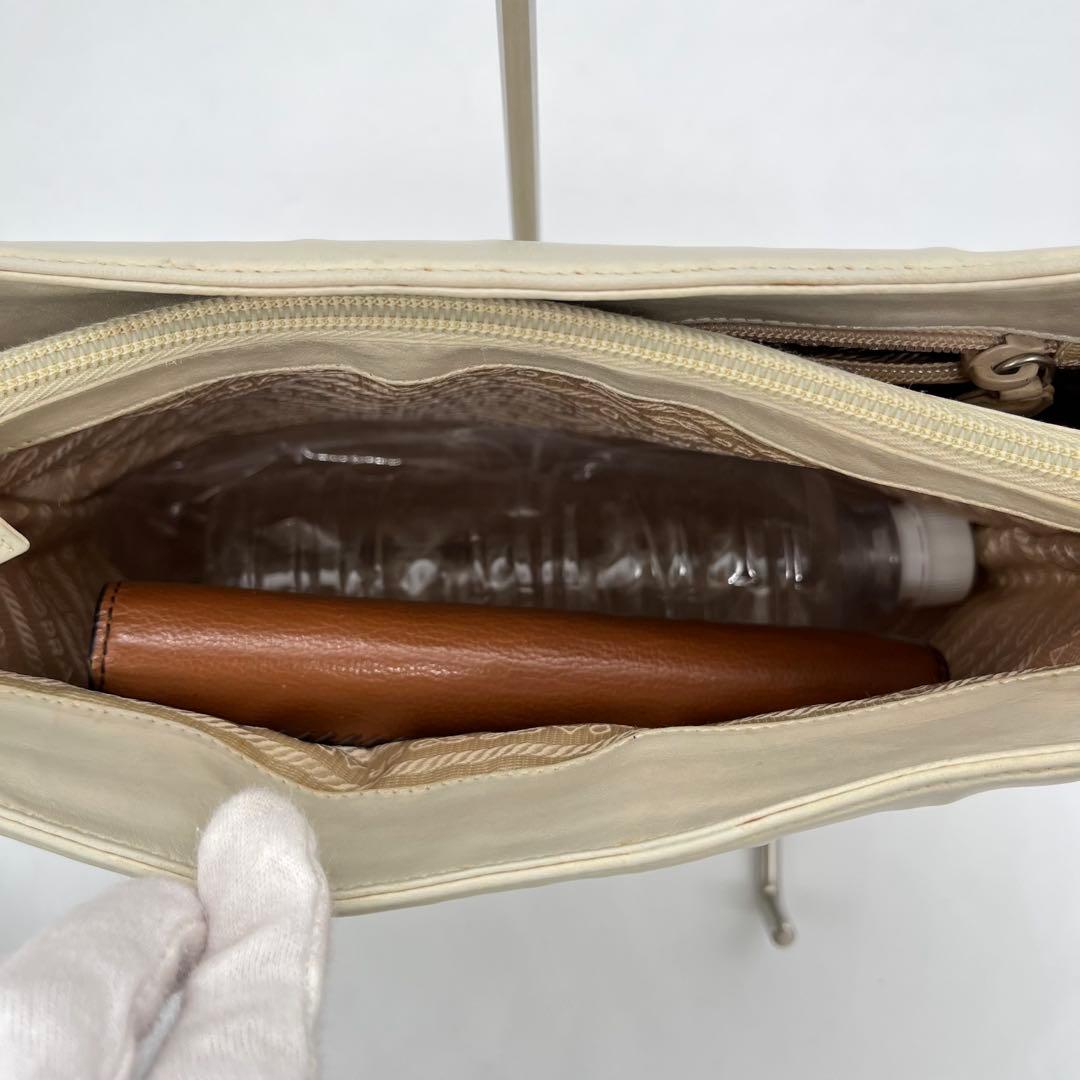 PRADA ショルダーバッグ 肩掛け トライアングルロゴ オールレザー 白