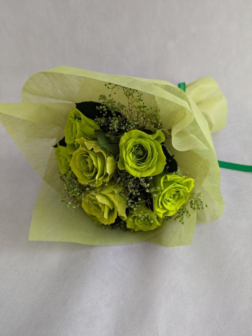 プリザーブドフラワー緑の薔薇9輪とかすみ草の花束（花束ラッピング）