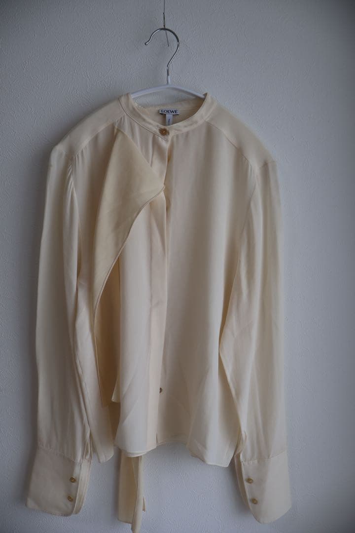 ロエベ　LOEWE ループ付きクリーム色長袖ブラウス
