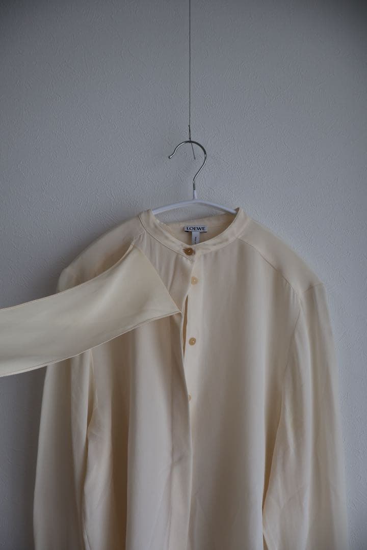 ロエベ　LOEWE ループ付きクリーム色長袖ブラウス