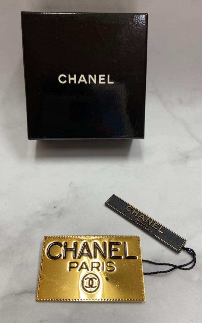CHANEL プレートブローチ