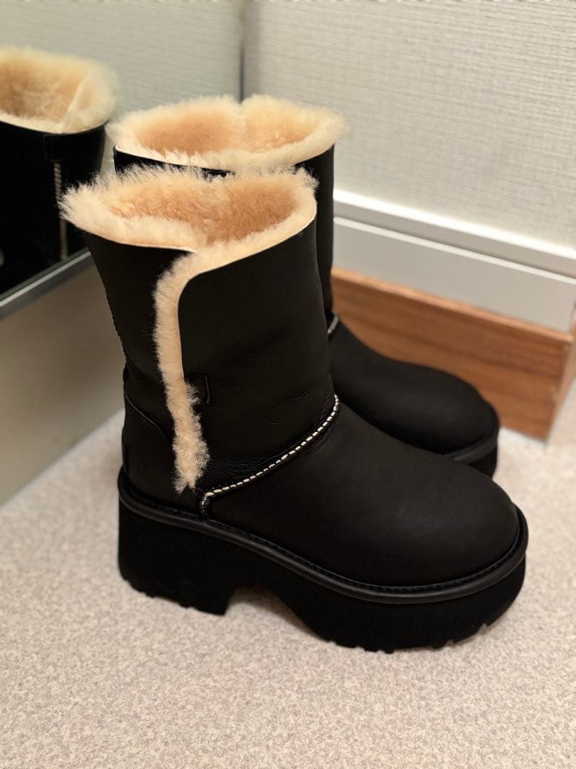UGG ブラック 厚底ムートンブーツ　Esmee Leather Boot