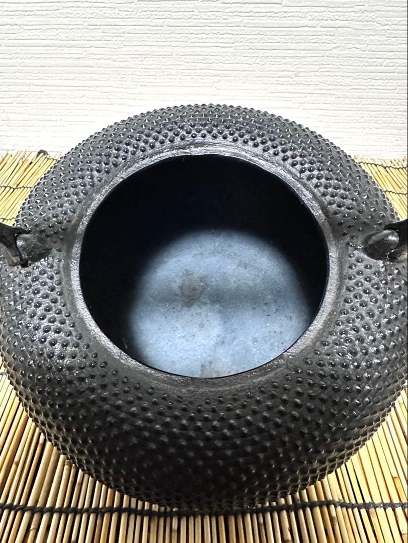 未使用品、タグ付　南部照光堂 心斎作 １８型アラレ　南部鉄瓶　南部鉄器　鉄瓶