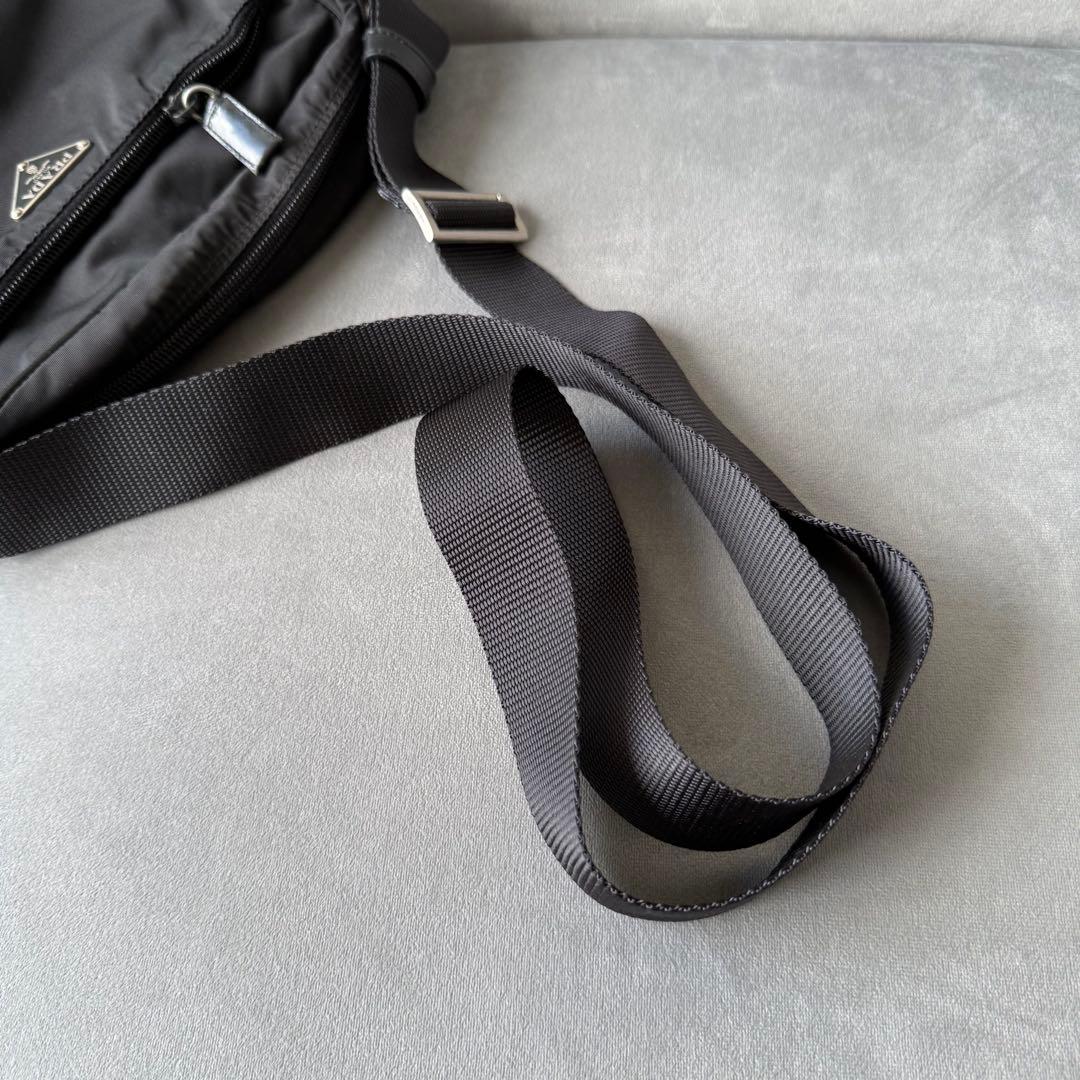 プラダ ナイロン ショルダーバッグ ネロ ナイロン 三角プレート ブラック