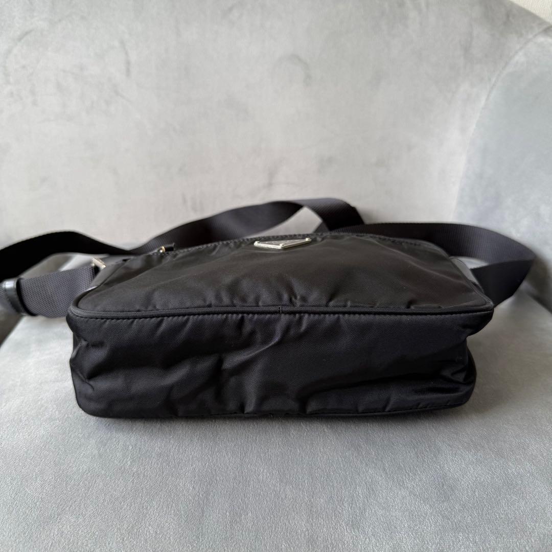 プラダ ナイロン ショルダーバッグ ネロ ナイロン 三角プレート ブラック