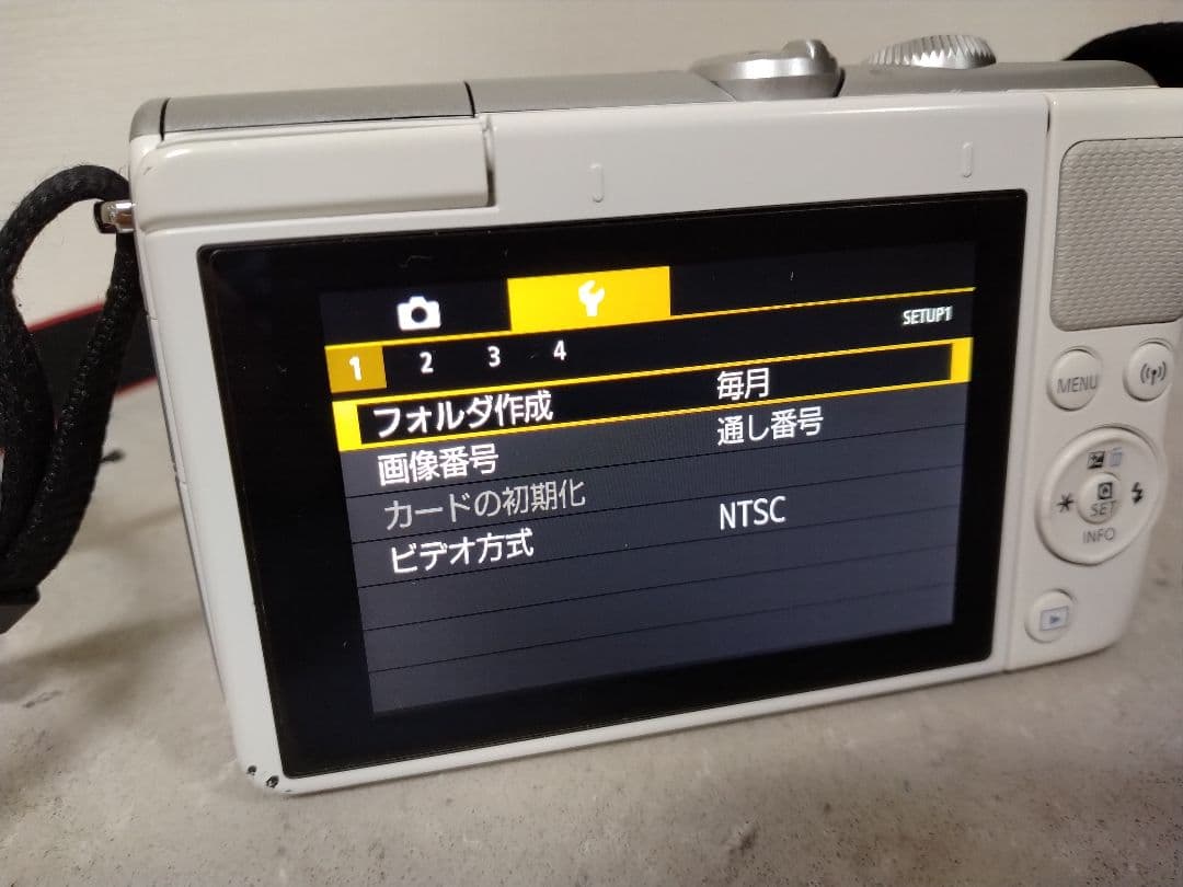 Canon　EOS M100　ミラーレスカメラ　レンズキット　ホワイト