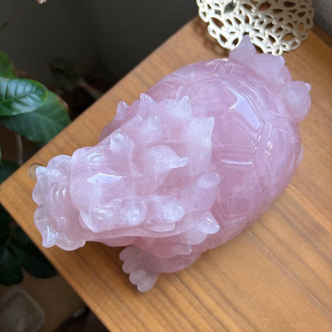 大型 高品質 マダガスカル産ローズクォーツ 龍亀（ロングイ） 置物2.45kg