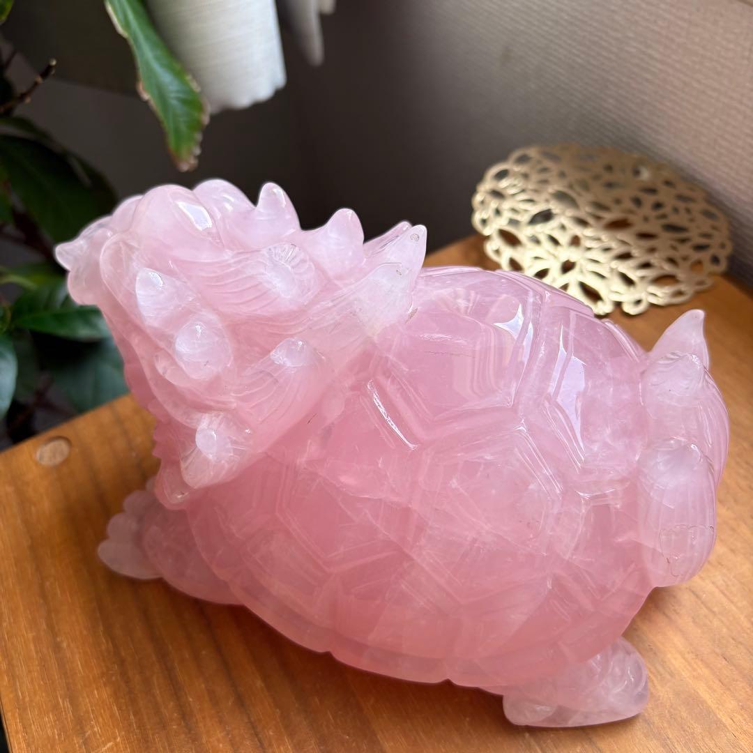 大型 高品質 マダガスカル産ローズクォーツ 龍亀（ロングイ） 置物2.45kg