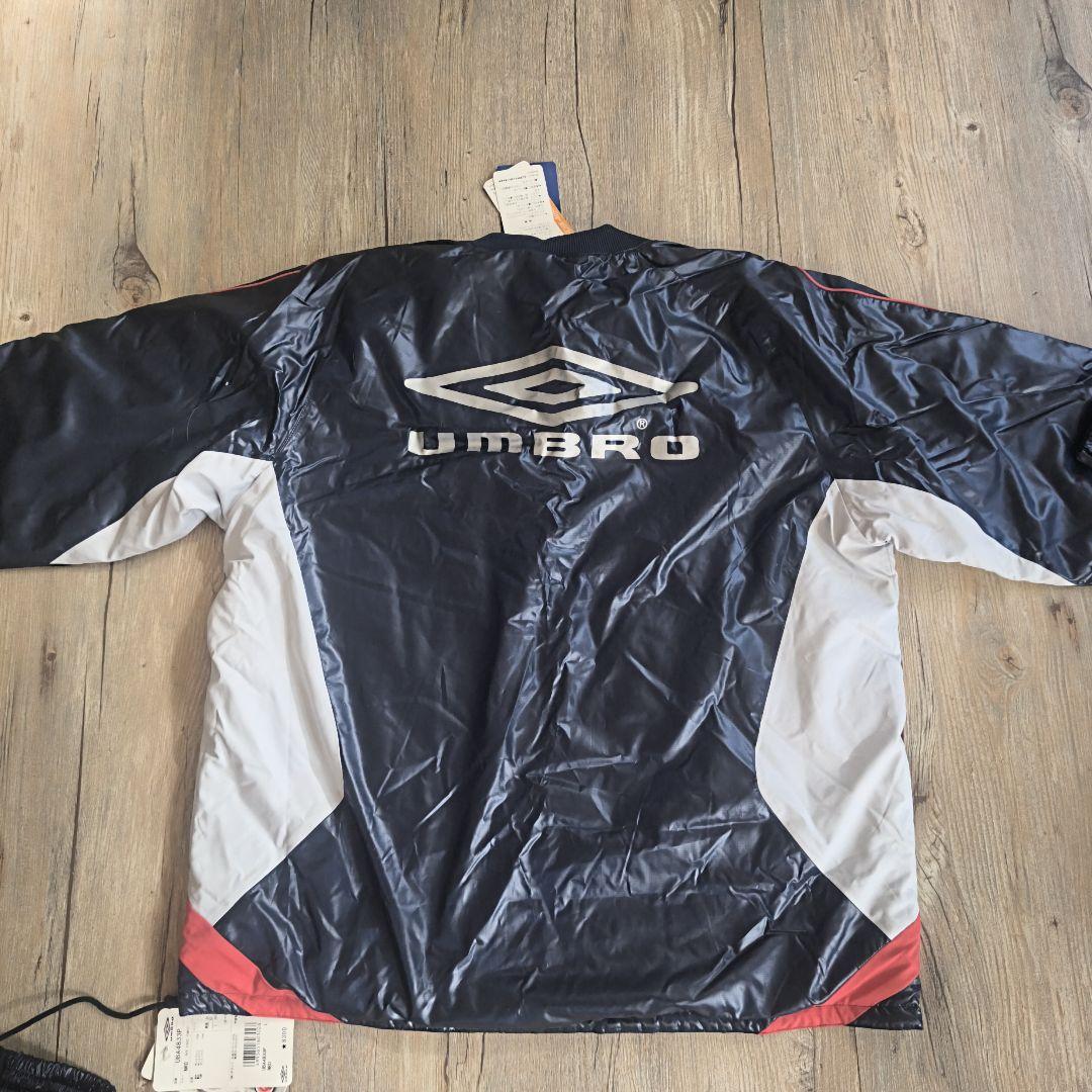UMBRO ピステ・ウィンドブレーカー ネイビー　新品　サーモライト　中綿