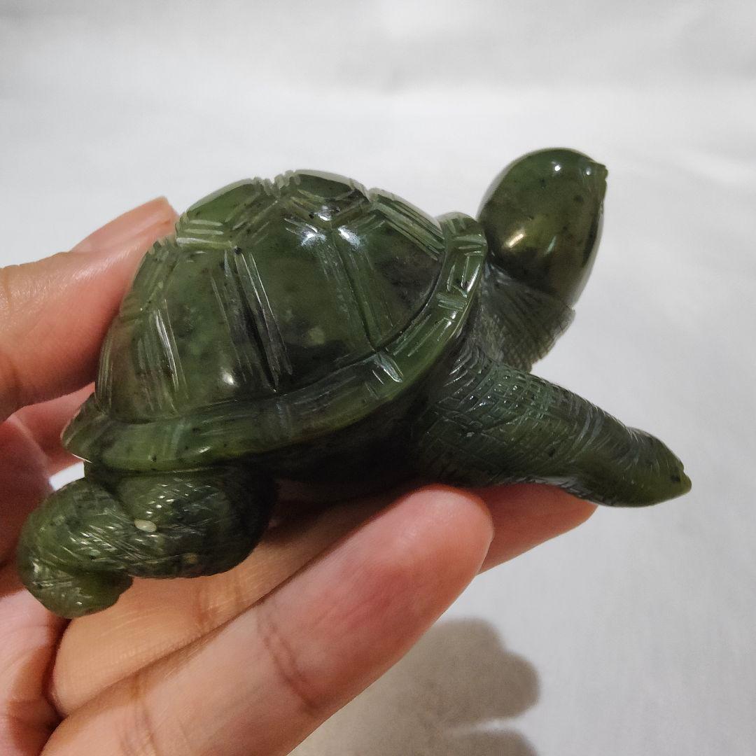 13 亀　軟玉翡翠（ネフライト）で作った亀　天然石　彫刻　翡翠　ヒスイ　亀　かめ