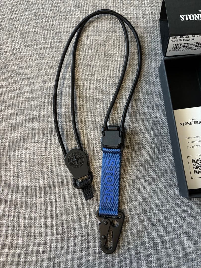 STONEマグネットバックルネックストラップ　キーリング　ブルー