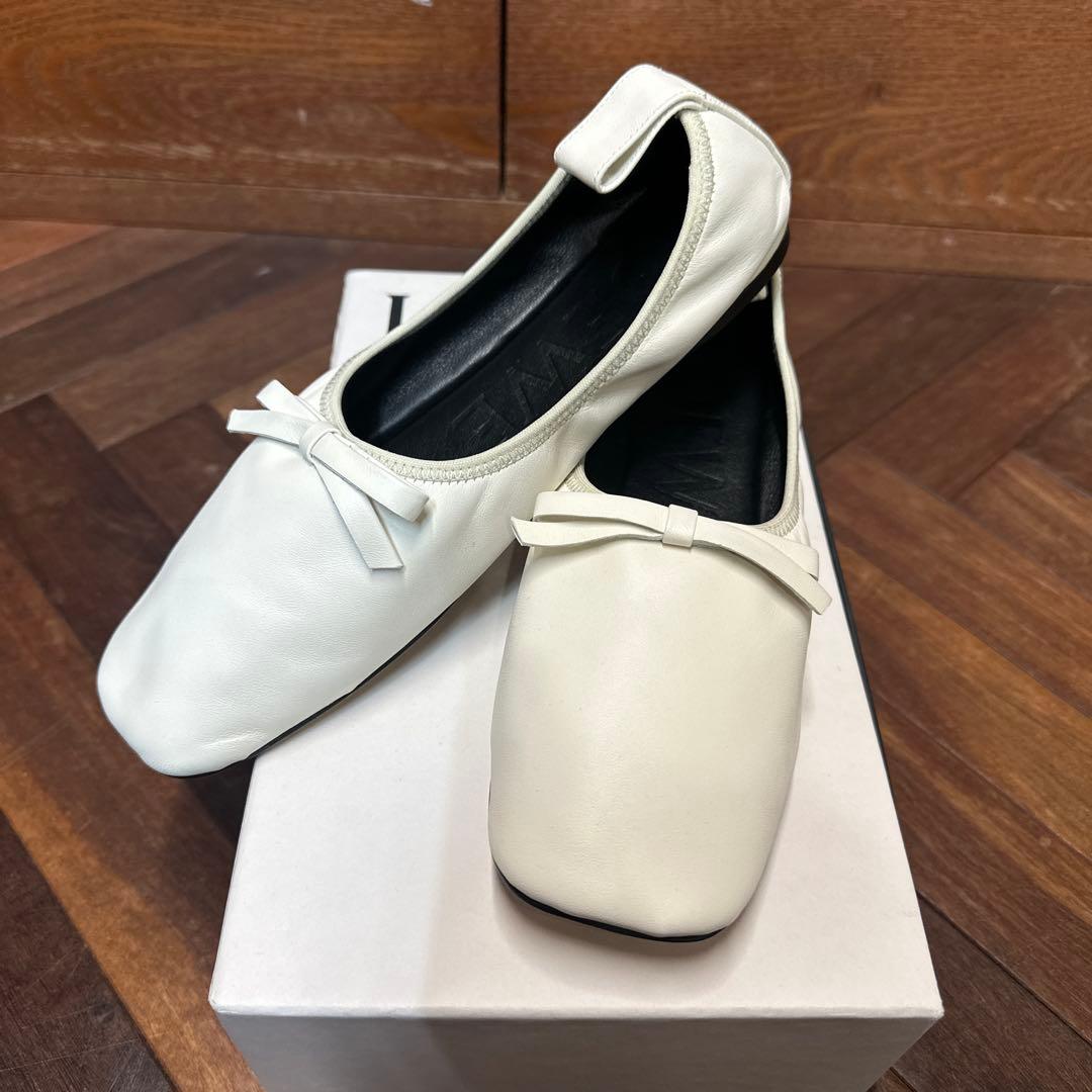 LOEWE リボン付きホワイトフラットバレエシューズ