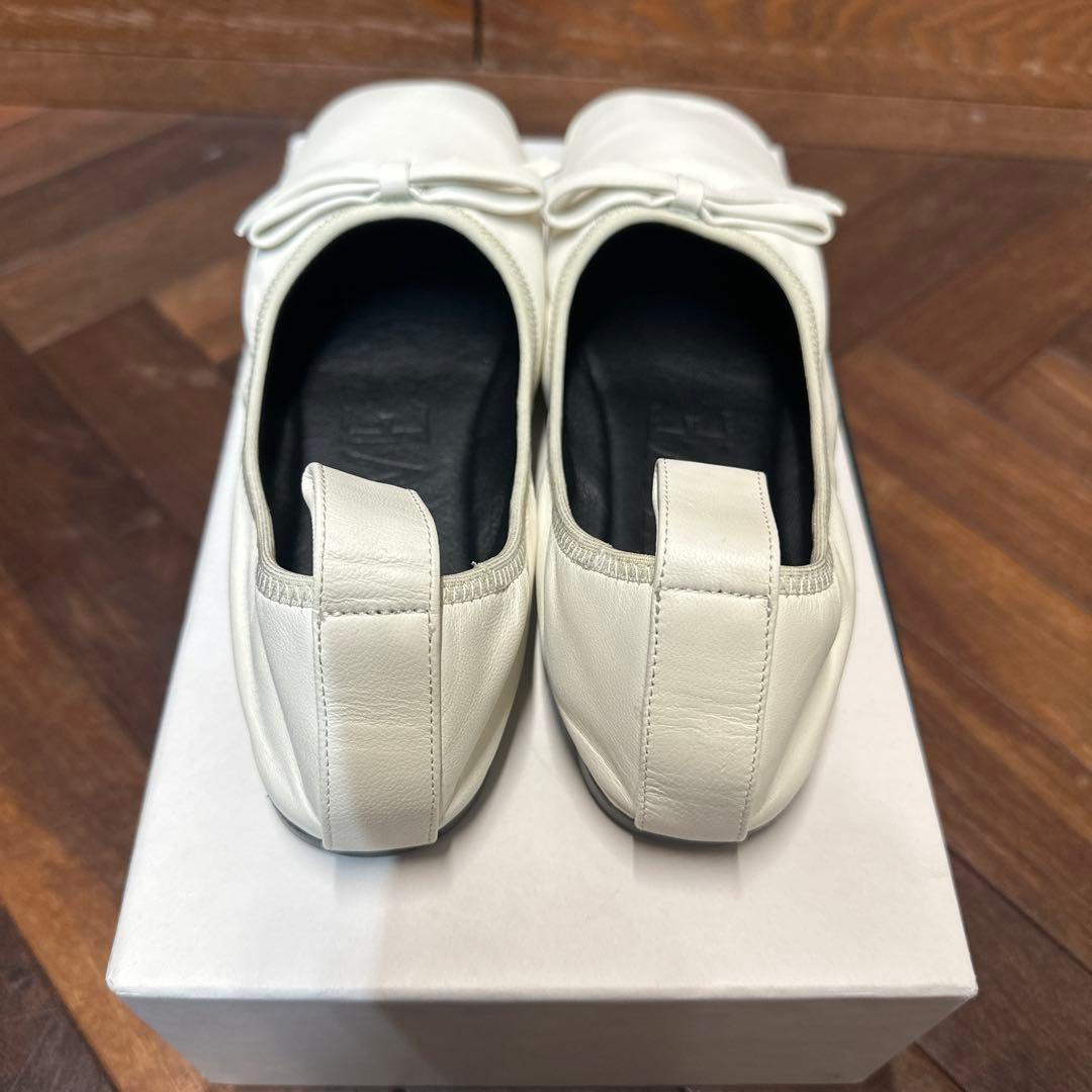 LOEWE リボン付きホワイトフラットバレエシューズ