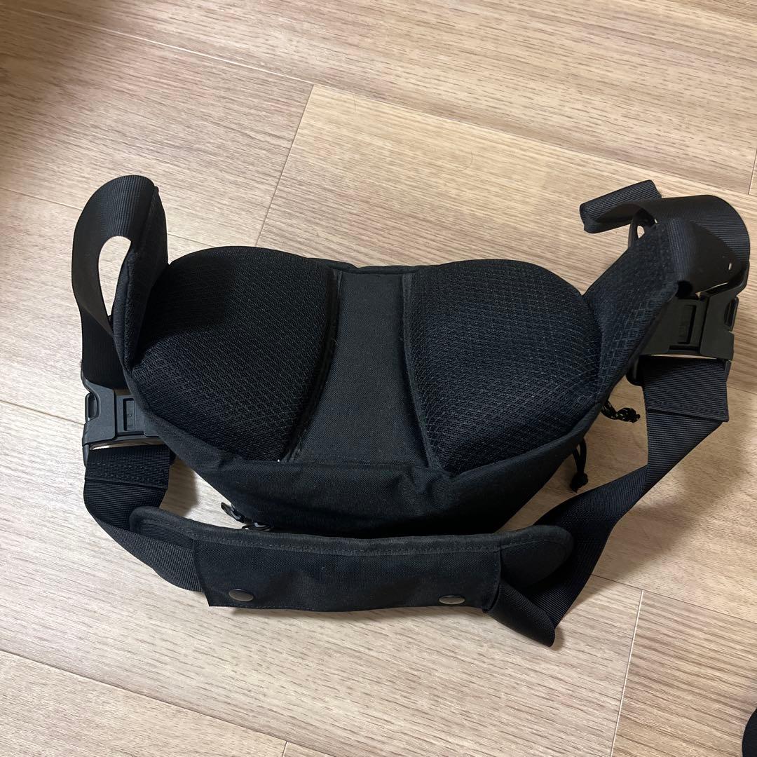 Hugoo ヒップシート ブラック　ショルダーバッグ