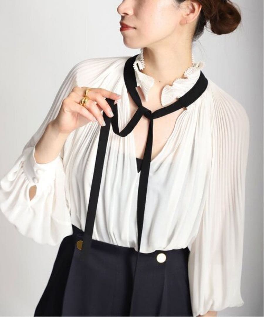 リュンヌ　プリーツ　シフォンブラウス　ブラックリボン