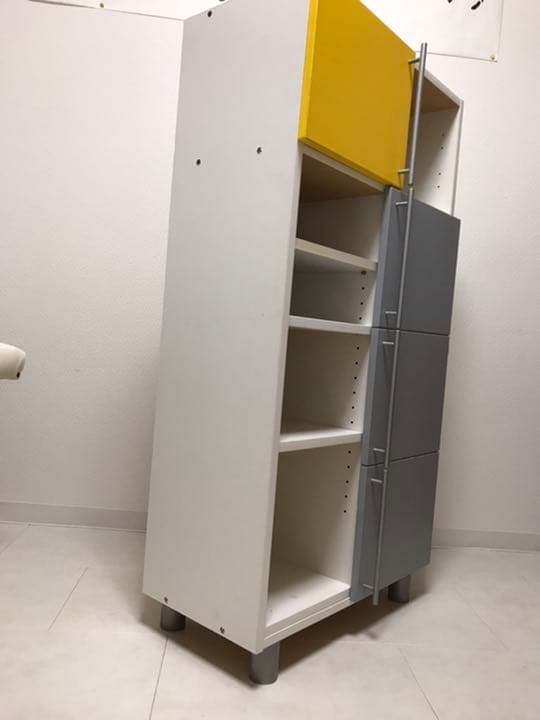 整体マッサージエステベッドと小棚その他備品