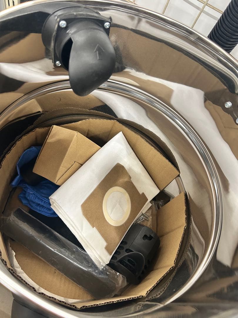 1/4までセール！ 乾湿両用集じん機　ホコリや水も吸えるクリーナー　掃除機