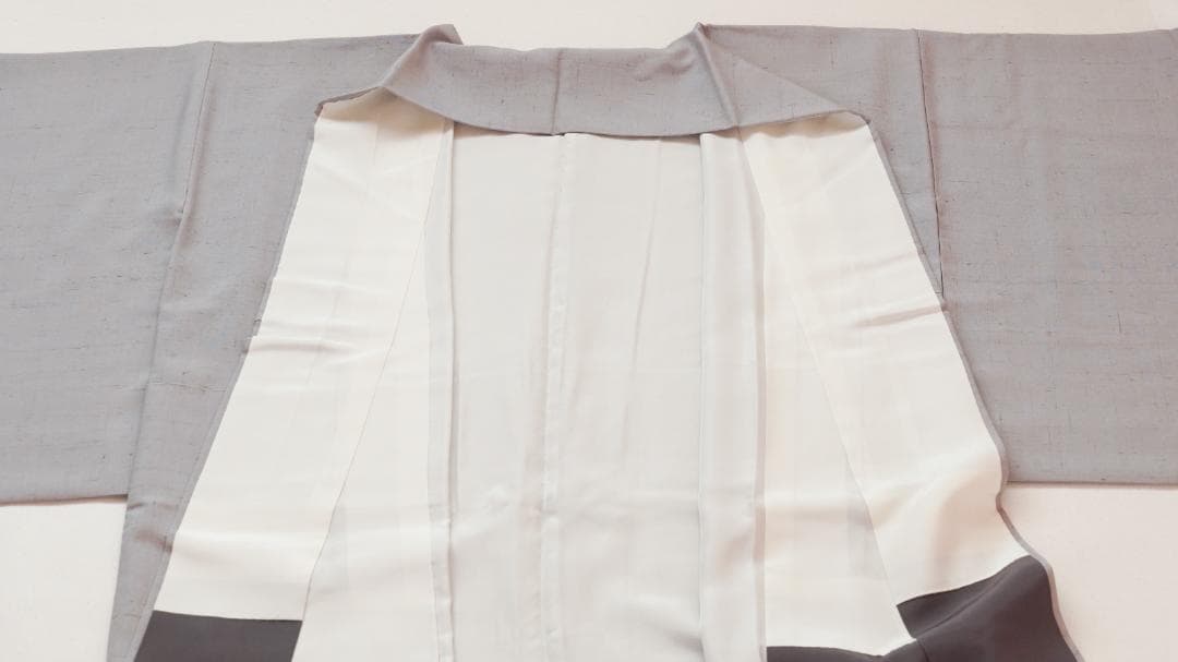 ペールグレーの上質な紬　佐伯武晴　作家物　正絹