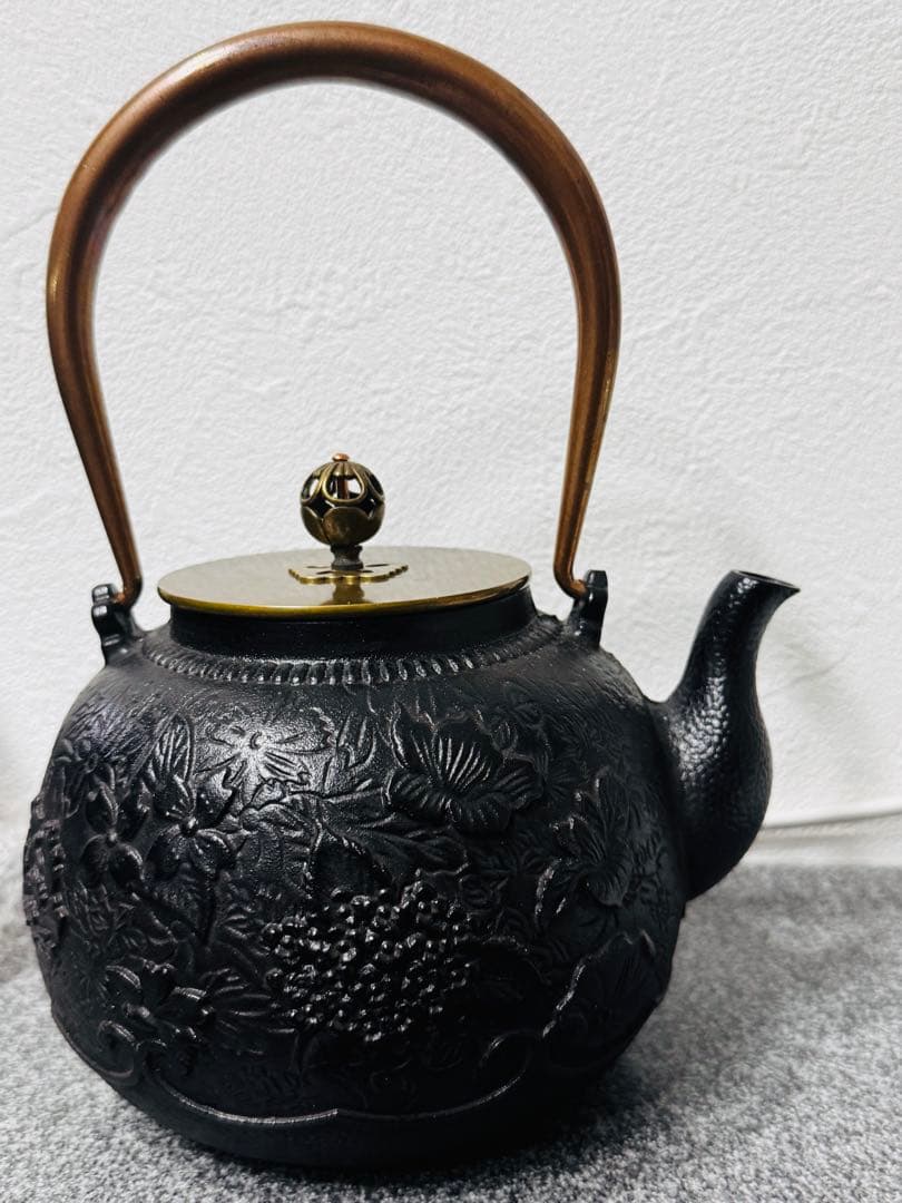 【新品未使用】南部鉄器 砂鉄製 鉄瓶 花柄浮き彫り鉄壺 コーティングなし