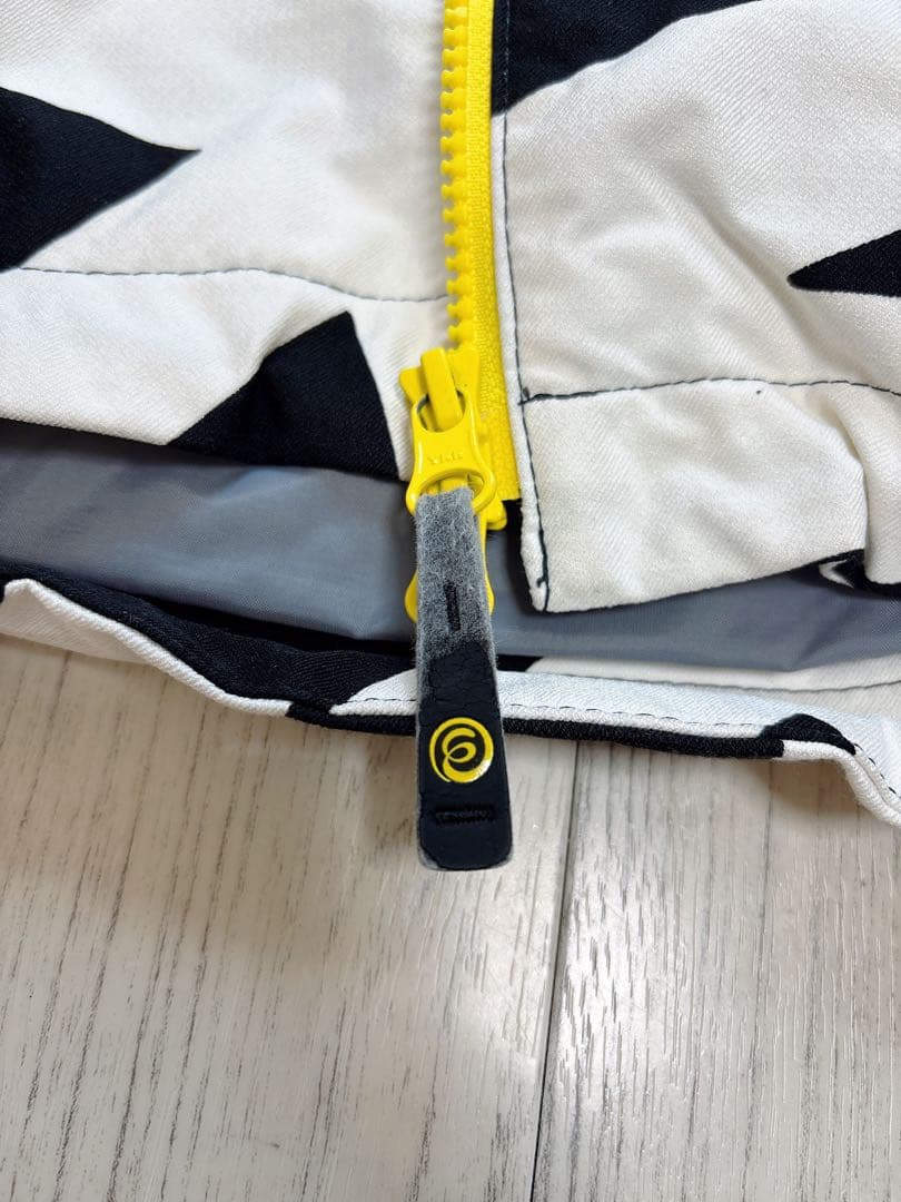 スノーボードウェア 女性用 白黒ストライプ