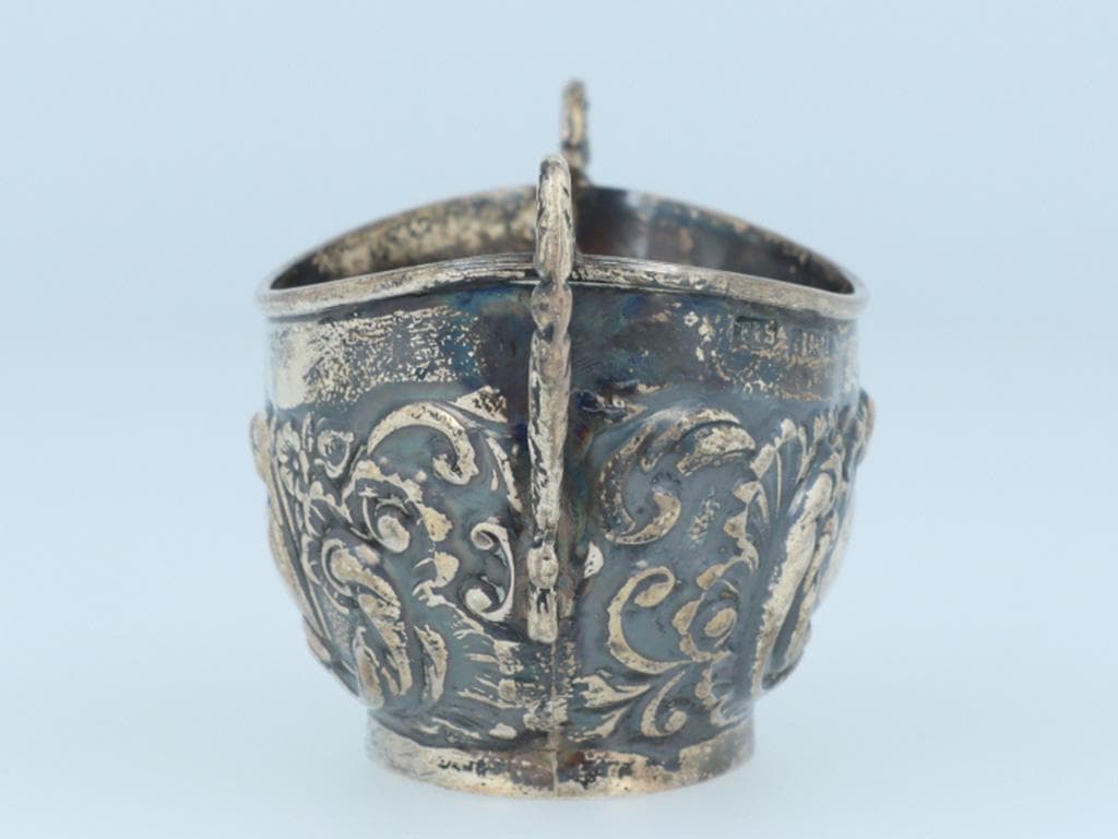 わ*ん様 英国調アンティークカップ 両持ち手付き 彫刻装飾 ヴィンテージ風 置物