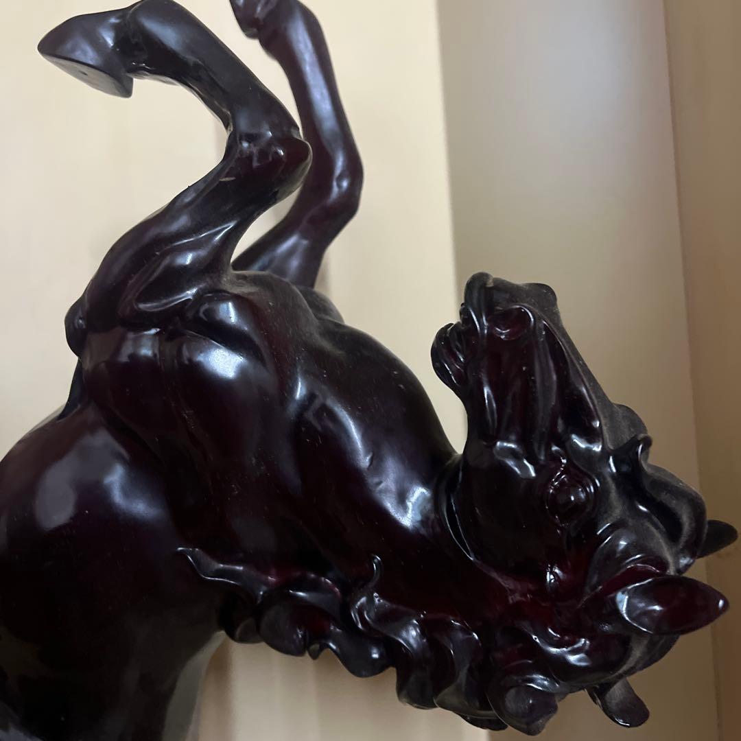 馬の彫刻 ダークブラウン 樹脂製