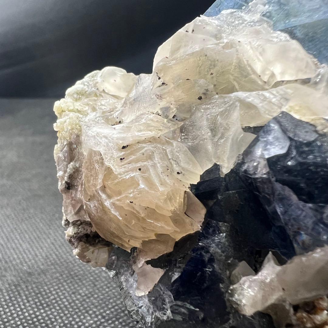 爆誕⭐︎気泡あり⭐︎ヤオガンシャン　カルサイト共生「勿忘草色」フローライト