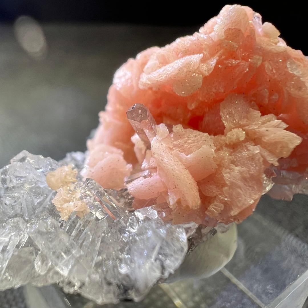 中国　広西チワン族自治区産　クォーツクラスター共生ロードクロサイト