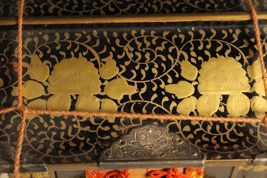 古い 唐草蒔絵 牛車 雛道具 置物(K-XA958)