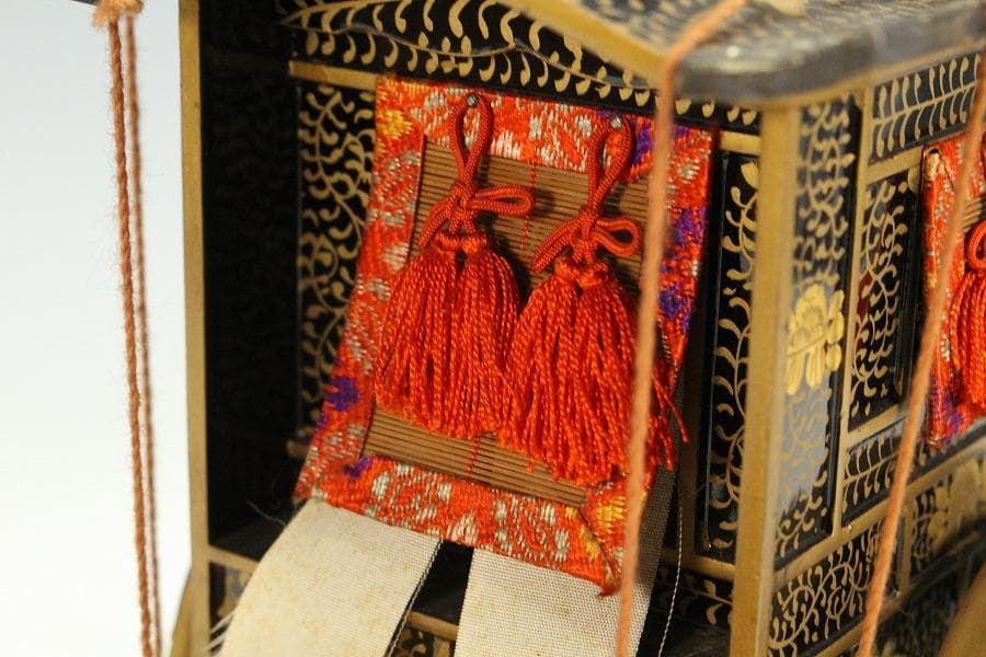 古い 唐草蒔絵 牛車 雛道具 置物(K-XA958)