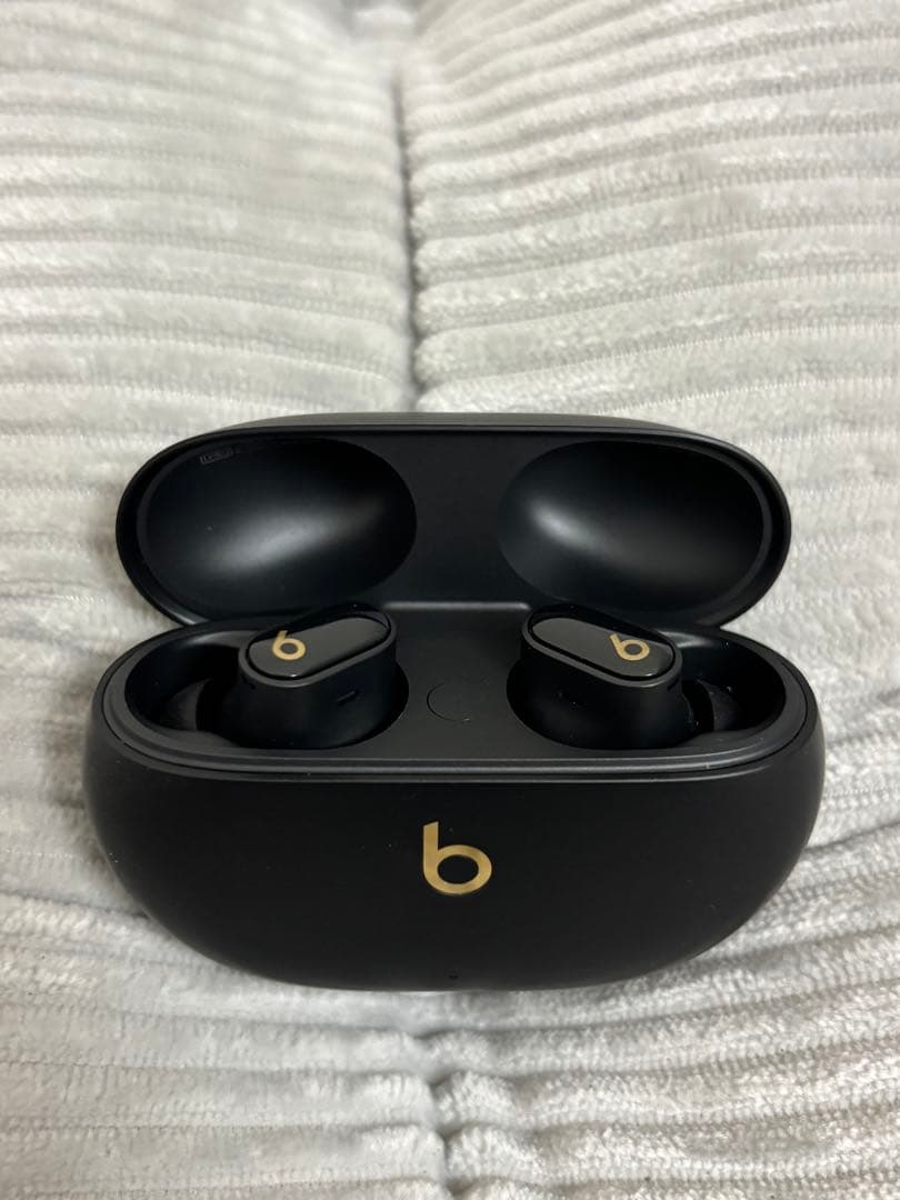 試着のみほぼ新品　beats ワイヤレスイヤホン　ブラックゴールド