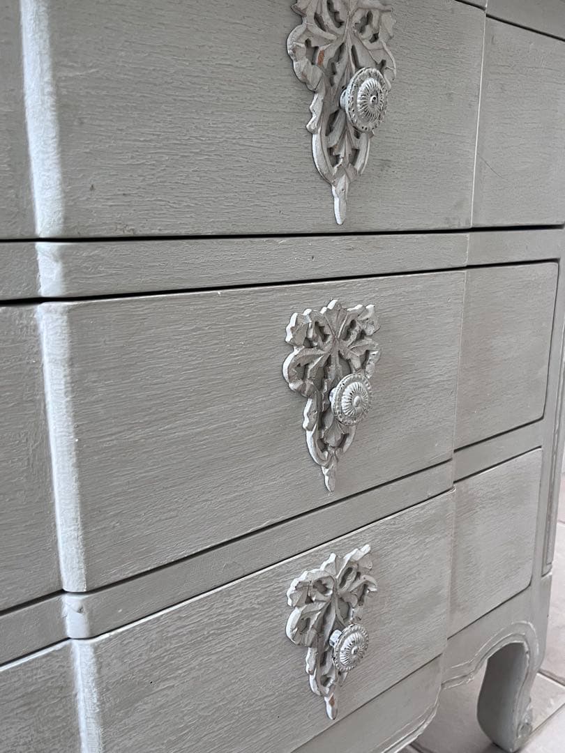 フランスのBLANC D'IVOIREの、小ぶりなチェスト