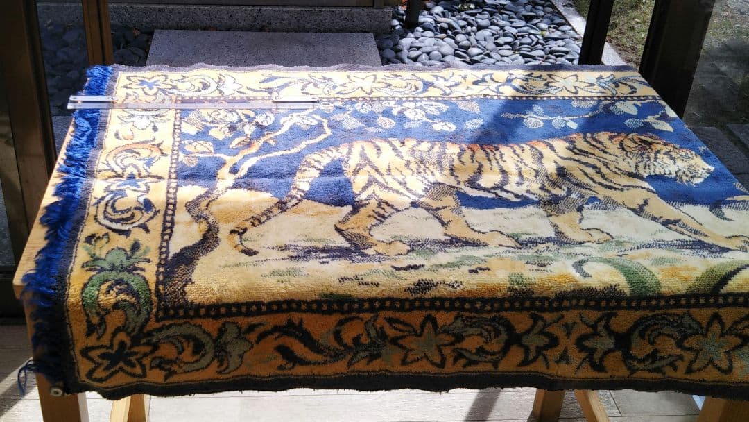 ペルシャ絨毯の 虎の敷物