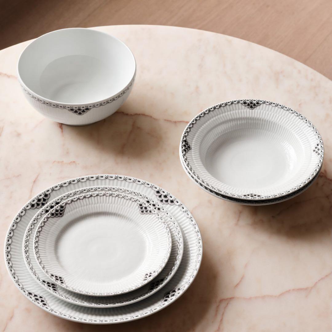 新品ロイヤルコペンハーゲン ブラックレース 19cmプレート フルーテッド 黒