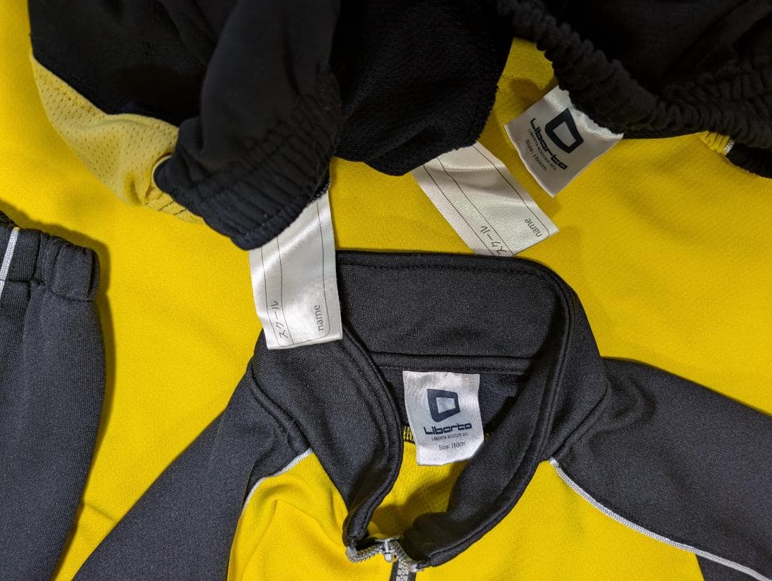 美品【（160）サッカー リベルタのユニフォーム4点・ソックス・スネあて】