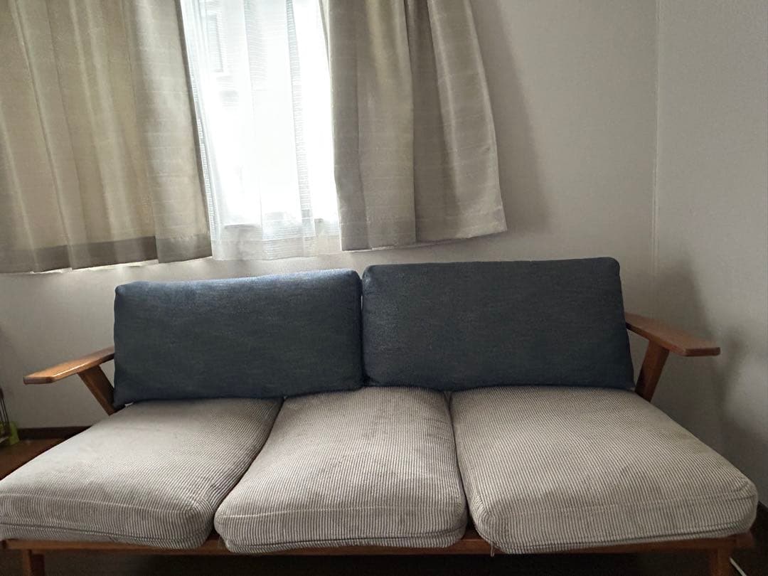 木製フレームの3人掛けコーデュロイソファ